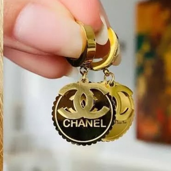 CHANEL Jewelry - Chanel gold dangle earrings